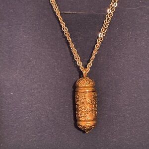 Elegant Gold Pendant Necklace hallow amulet